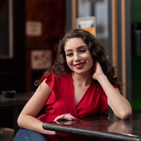 Meet your Posher, Amanda - Picture 3 of 8